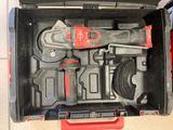 une boîte à outils contenant des outils, posée sur le sol