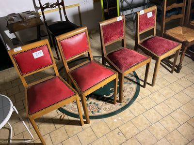 Plusieurs chaises sont disposées en cercle sur un sol carrelé.