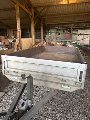 un camion qui est garé à l'intérieur d'un bâtiment