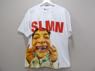 t-shirt blanc avec l'image d'un homme en train de manger un morceau de nourriture