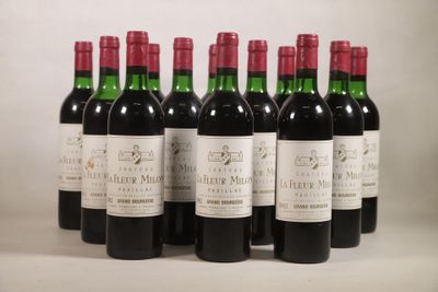 six bouteilles de vin sont alignées sur une table