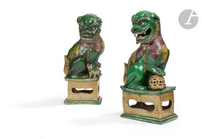 une paire de statuettes « foo foo foo » vertes et dorées sur fond blanc
