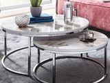 deux tables au plateau en marbre posées sur un tapis dans un salon