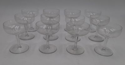 BACCARAT, Suite de douze coupes à champagne en cristal sur p…