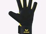 Les gants sont noirs et jaunes, avec un logo dessus.