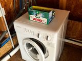 une photo d'un lave-linge et d'un sèche-linge dans une pièce