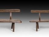 deux bancs en bois assis l'un à côté de l'autre sur une surface blanche