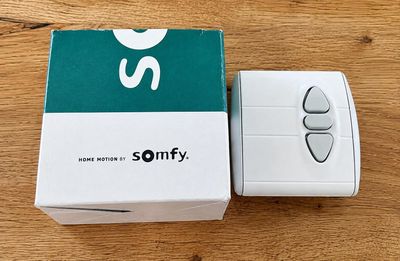 un boîtier avec une télécommande posé sur une table