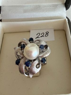Bague " Fleur " en or gris, sertie au centre d'une perle bla…