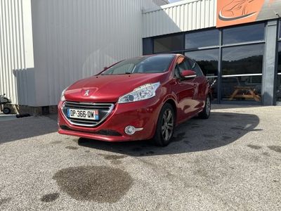 la voiture rouge est garée devant un bâtiment