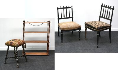deux photos d'une chaise et d'une étagère dans la même pièce