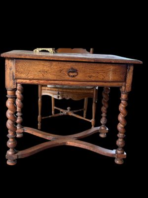 une petite table en bois surmontée d'un tiroir