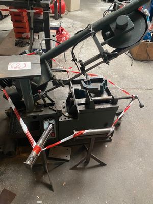 une machine posée par terre dans la rue