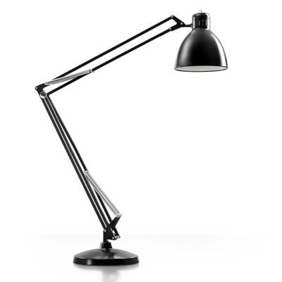 une lampe de bureau noire posée sur une surface blanche, avec un fond blanc