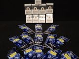 une pile de cigarettes posée sur une table noire