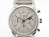 un gros plan d'une montre argentée sur fond blanc