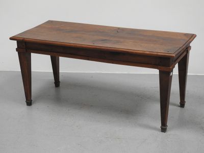 une image représentant une petite table en bois avec des pieds et un plateau en bois