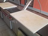 deux planches à découper posées sur le plan de travail de la cuisine