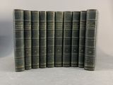 un ensemble de six livres anciens posés sur une surface blanche