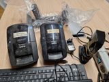 trois téléphones portables et un clavier posés sur une table