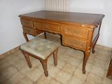 un bureau en bois avec un tabouret devant
