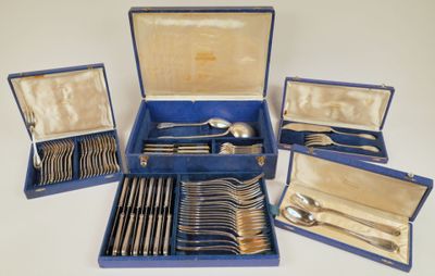 beaucoup de couverts dans un coffret bleu posé sur la table