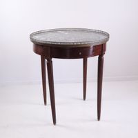 Table bouillotte en bois de placage ouvrant par deux tiroirs…