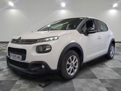 la citrole blanche est garee sur un carrelage en damier