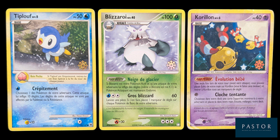Quatre cartes Pokémon différentes sont représentées en rangée sur un fond noir.