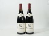 deux bouteilles de vin posées l'une à côté de l'autre sur une table