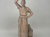 statue d'une femme portant un pot sur la tête