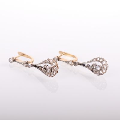 une paire de boucles d'oreilles en or et diamants sur fond blanc