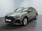 un SUV Audi QX gris de 2020 garé dans un showroom
