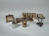 beaucoup d'objets en argent qui se trouvent sur la table