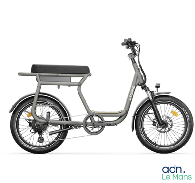 une image d'une trottinette électrique sur fond blanc