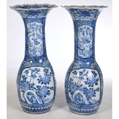 paire de vases bleus et blancs à motifs floraux