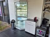 une vitrine en verre dans le coin d'une pièce