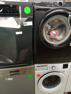 un lave-linge et un sèche-linge placés l'un à côté de l'autre