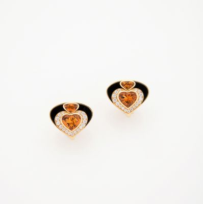 une paire de boucles d'oreilles en or et diamants en forme de cœur