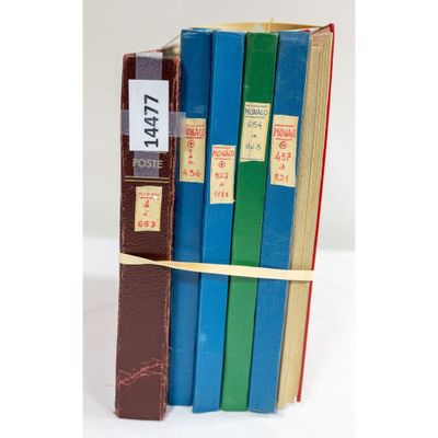 une pile de livres posée sur une table, sur laquelle sont apposées des étiquettes