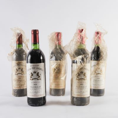 Plusieurs bouteilles de vin sont emballées dans des sacs en plastique sur une surface blanche
