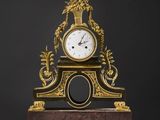 une horloge posée sur une table