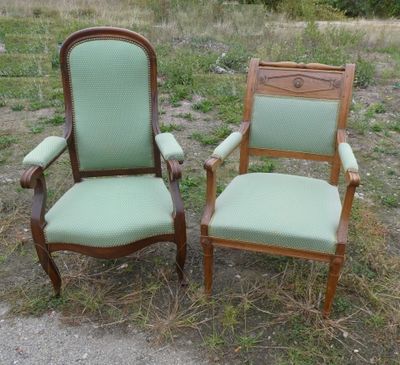 une paire de fauteuils rembourrés verts posés dans un champ