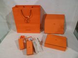 un tas de sacs orange posés sur une table blanche