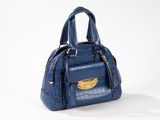 un sac à main en cuir de crocodile bleu avec des finitions dorées