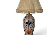 une lampe posée sur une table et munie d'un abat-jour