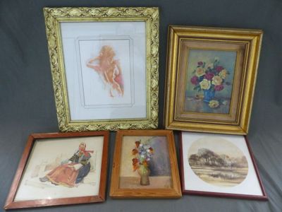 trois photos encadrées représentant une femme et un vase de fleurs posés sur une table
