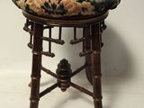 une image représentant un petit tabouret dont l'assise est recouverte d'un tissu à motifs floraux