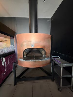 un grand four en briques au milieu d'une cuisine