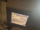une image représentant une machine sur laquelle est apposée une étiquette